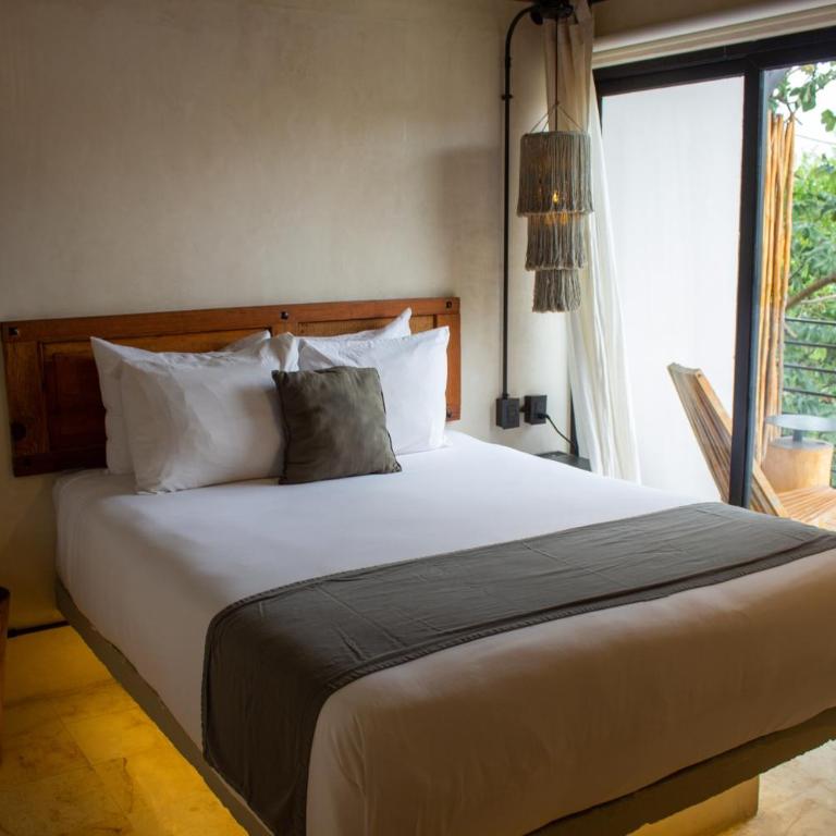 Caribbean Paradise Hotel & Spa - 5th Avenue - Deluxe Queen Room with Balcony - 9
