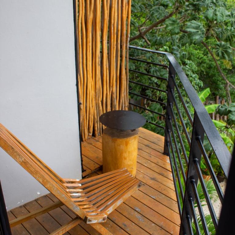 Caribbean Paradise Hotel & Spa - 5th Avenue - Deluxe Queen Room with Balcony - 7