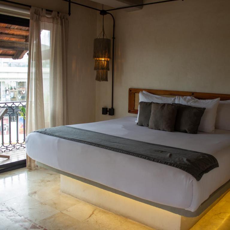 Caribbean Paradise Hotel & Spa - 5th Avenue - Master Suite with Jacuzzi, Balcony and City Views - 18