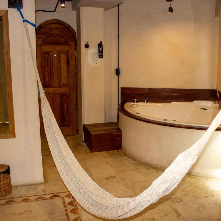 Caribbean Paradise Hotel & Spa - 5th Avenue - Master Suite with Jacuzzi, Balcony and City Views - 14