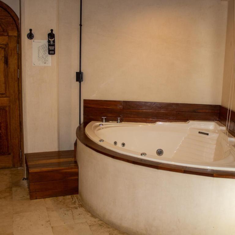Caribbean Paradise Hotel & Spa - 5th Avenue - Master Suite with Jacuzzi, Balcony and City Views - 19