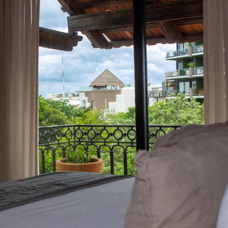Caribbean Paradise Hotel & Spa - 5th Avenue - Master Suite with Jacuzzi, Balcony and City Views - 15