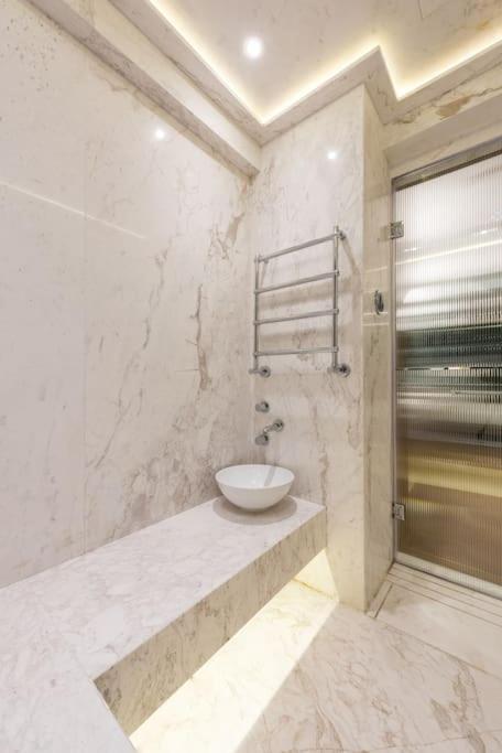 Luxurious Penthouse Oasis - Three-Bedroom Apartment - 37
