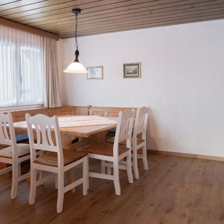 Apartment Jungfrau Lodge - Four-Bedroom Apartment with Balcony and Eiger View - 10