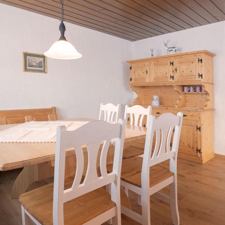 Apartment Jungfrau Lodge - Four-Bedroom Apartment with Balcony and Eiger View - 1