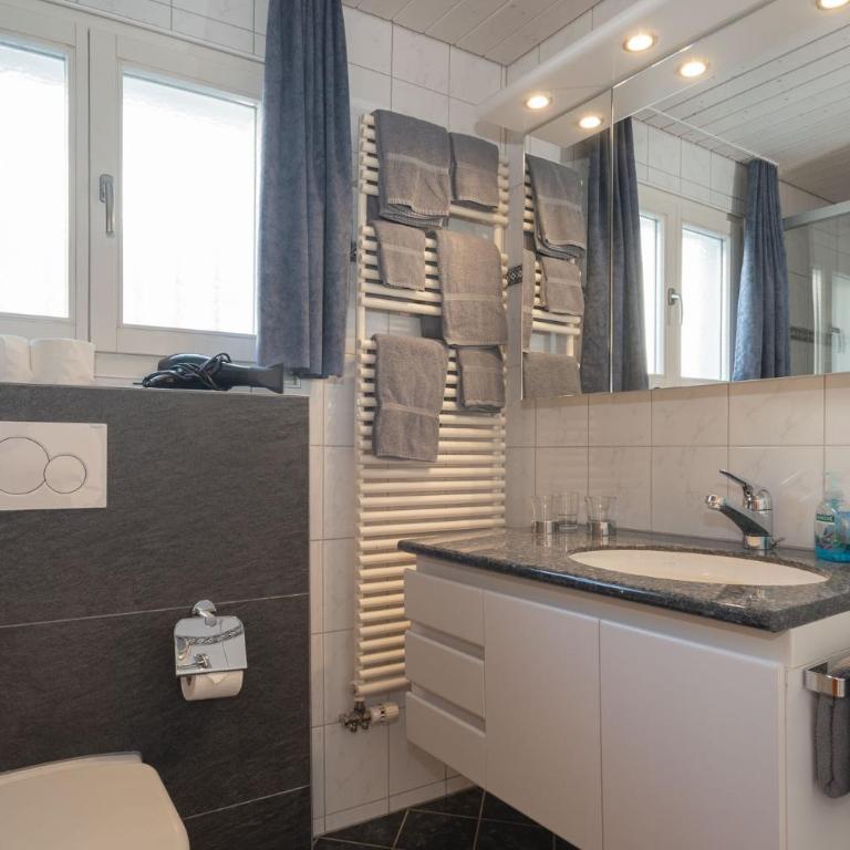 Apartment Jungfrau Lodge - Four-Bedroom Apartment with Balcony and Eiger View - 20