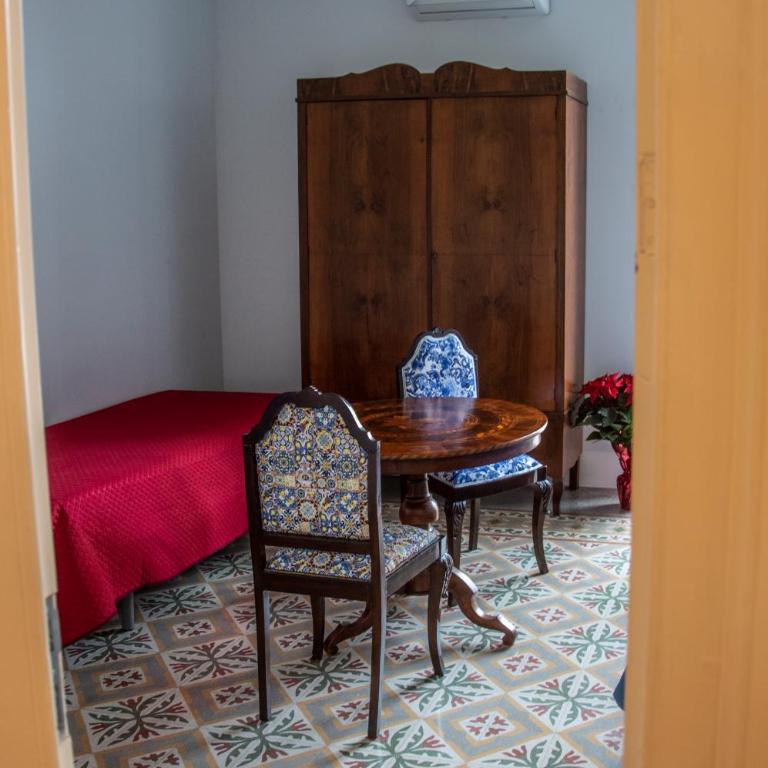 Battisti 18 Vintage Rooms - Triple Room with Private External Bathroom - 33