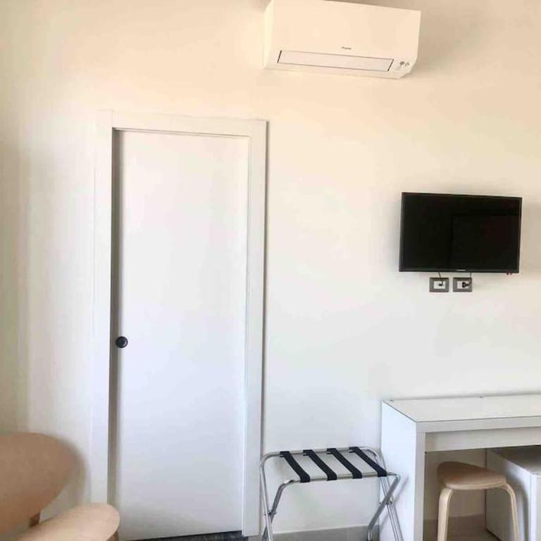 DomusTyche Guest House - Camera Quadrupla con Bagno Privato - 8