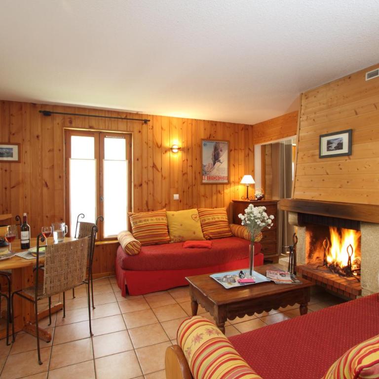 Mountain Lodge in Alps-chez Philippe, Panoramic-Village, Renting, view over Glaciers - N°101 Cosy apartment MARMOTTE with connected rooms with private terrace and glacier view - 3