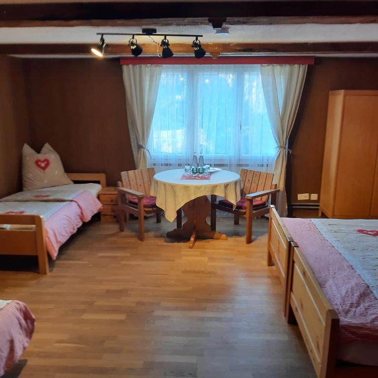 Gasthaus Schwand - Habitación Cuádruple con vistas a la montaña - 4