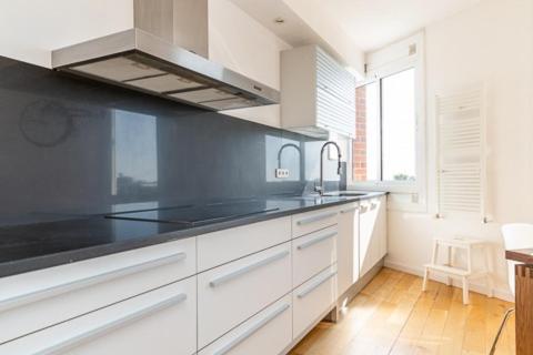 Idyllic apartment in BCN beach - Three-Bedroom Apartment - 11