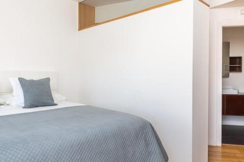Idyllic apartment in BCN beach - Three-Bedroom Apartment - 13
