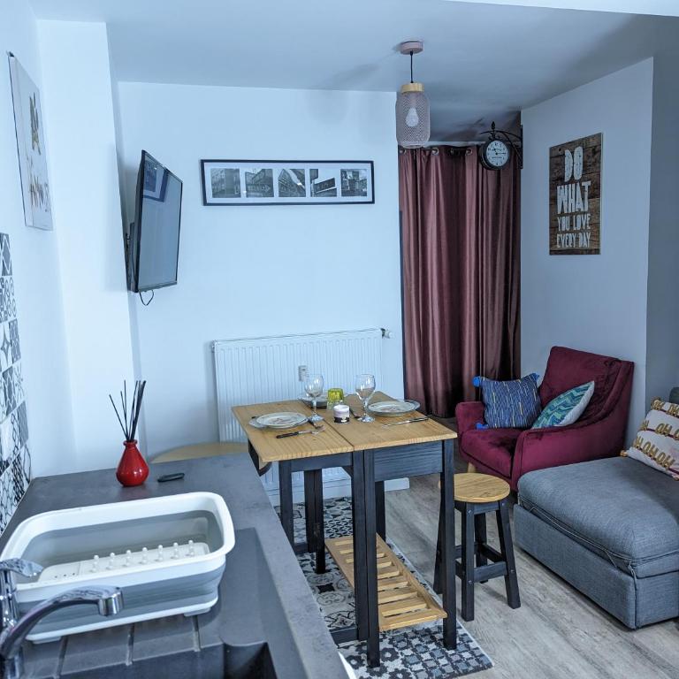 Beau-Jean, Un Cocon Sympa 5 min à Pied du Centre-Ville, Parking Privé, à 10 min du CHU - Appartement 1 Chambre - 20