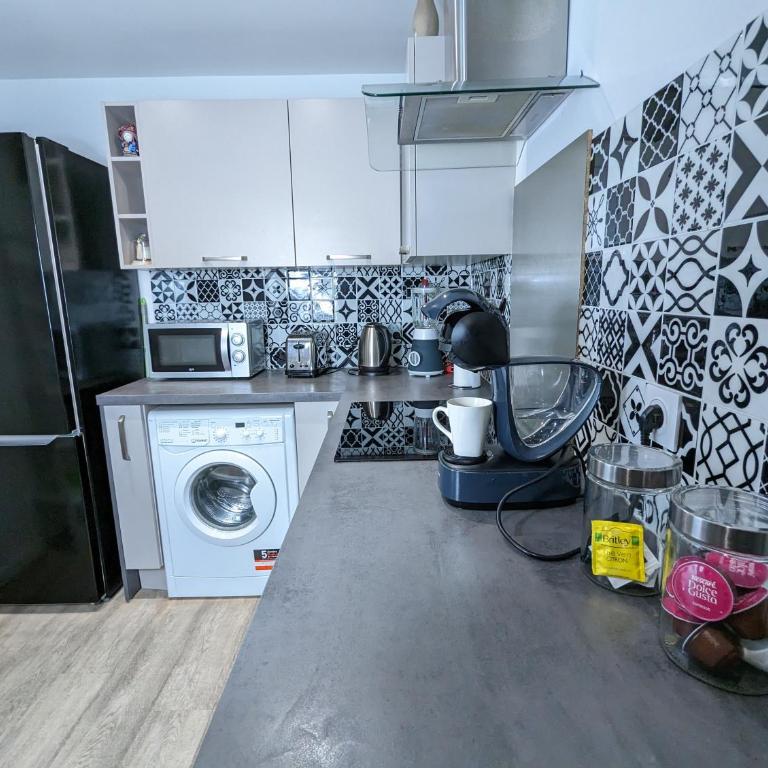 Beau-Jean, Un Cocon Sympa 5 min à Pied du Centre-Ville, Parking Privé, à 10 min du CHU - Appartement 1 Chambre - 27