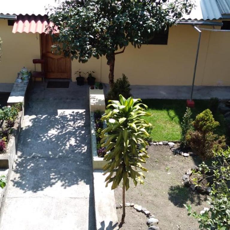 Departamento en el centro de la ciudad de Baños con netflix, wifi, garage gratuito y una excelente vista - Two-Bedroom Apartment - 9