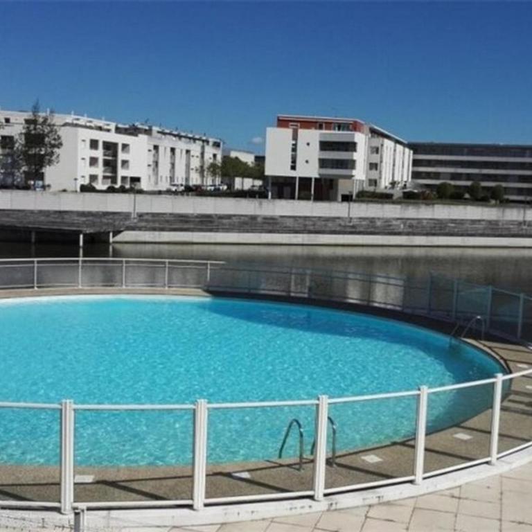 Appartement T2 avec balcon, parking et piscine, proche commodités - FR-1-258-201 - Appartement - 1