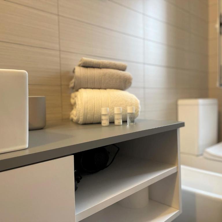 Vivapartments MilanoInganni - M1 Duomo 15 min, M4 Linate - Appartamento con 1 Camera da Letto - 25
