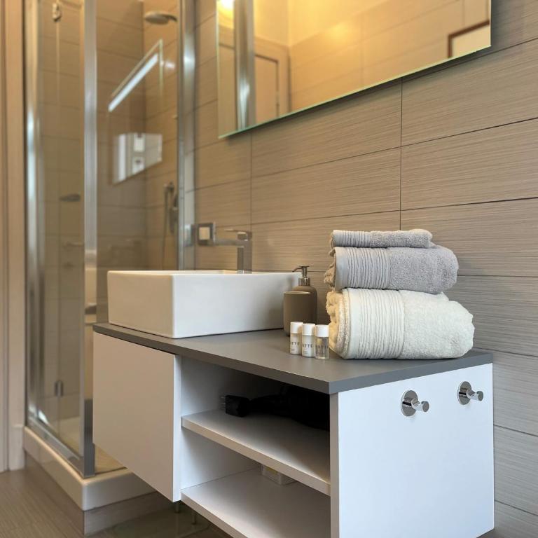 Vivapartments MilanoInganni - M1 Duomo 15 min, M4 Linate - Appartamento con 1 Camera da Letto - 24
