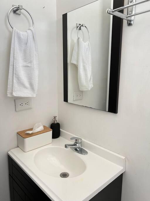 Hermoso Dpto a pasos del Fashion Drive c/alberca - Three-Bedroom Apartment - 2