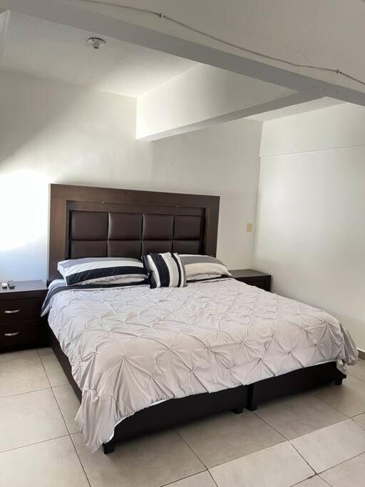 Hermoso Dpto a pasos del Fashion Drive c/alberca - Three-Bedroom Apartment - 6