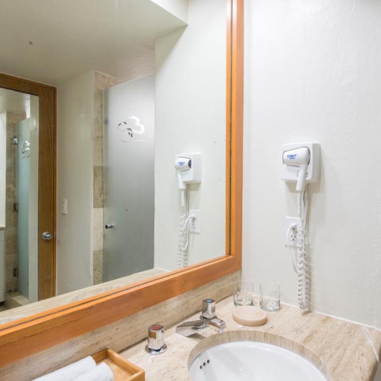 Club Regina Cancun - One-Bedroom King Suite with Jacuzzi, Balcony and Ocean View - 6