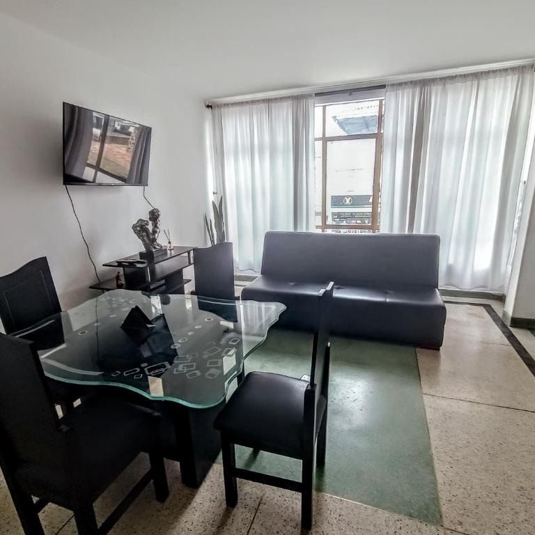 Apartamento Agradable sector Céntrico de la Ciudad Casa Loma - Three-Bedroom Apartment - 1