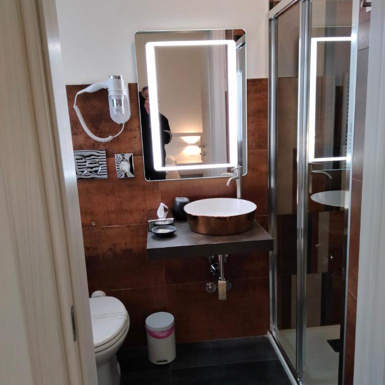 B&B Bologna Fair Tower - Camera Matrimoniale/Doppia con Letti Singoli con Bagno Privato - 3