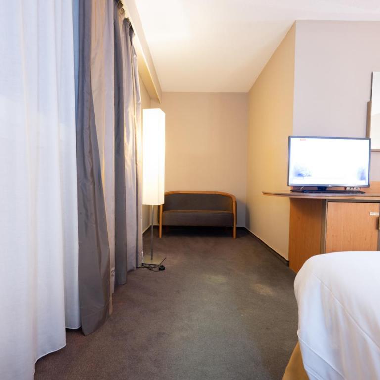 Holiday Inn Calais - Centre Car Ferry by IHG - Chambre Double Standard avec 2 Lits Doubles - 4