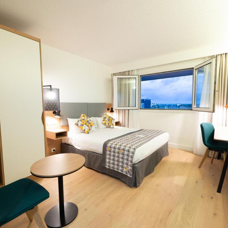 Holiday Inn Calais - Centre Car Ferry by IHG - Chambre Lit Queen-Size Standard avec Vue sur Mer - 1