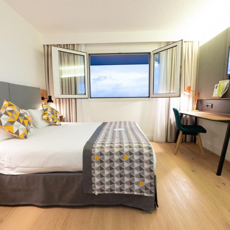 Holiday Inn Calais - Centre Car Ferry by IHG - Chambre Lit Queen-Size Standard avec Vue sur Mer - 2