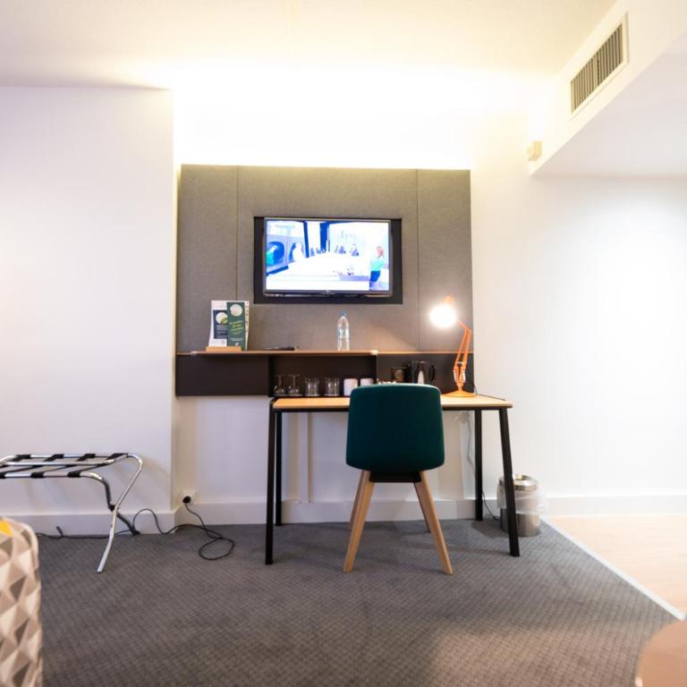 Holiday Inn Calais - Centre Car Ferry by IHG - Chambre Lit Queen-Size Standard - Vue sur Ville - 4