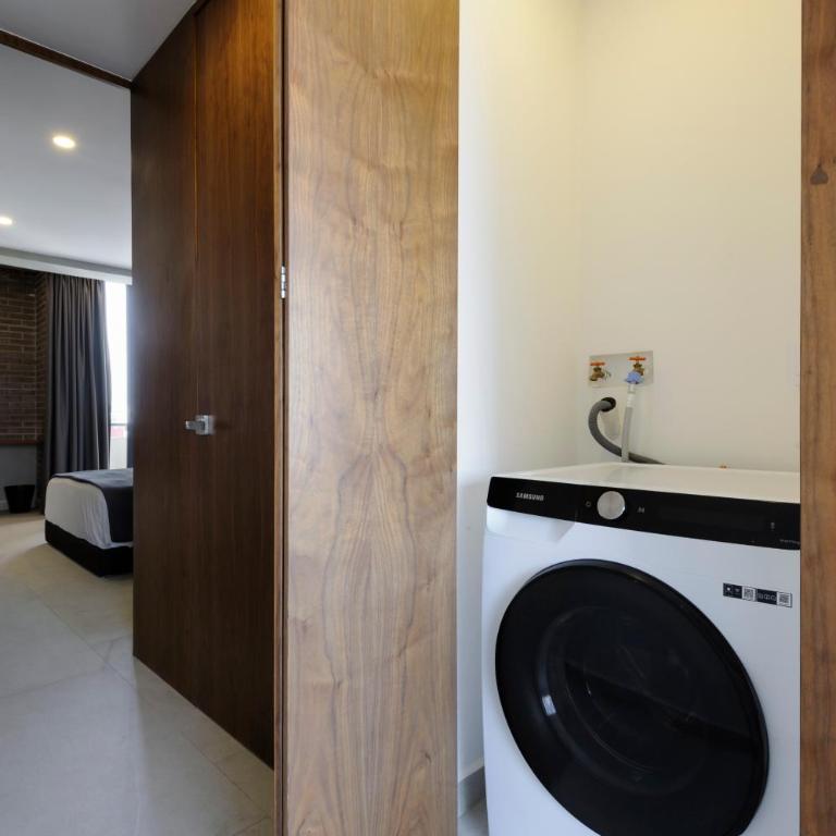 Alcazar Apartments - Apartment with Balcony - 1