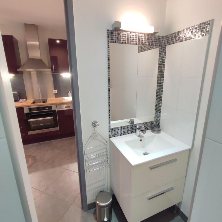 Studio de 25m2 - Extra centre - À 5 min à pied des plages - Commerces et restaurants sur place - Clim - Wifi - EXCEPTIONNEL - Studio Deluxe - 6