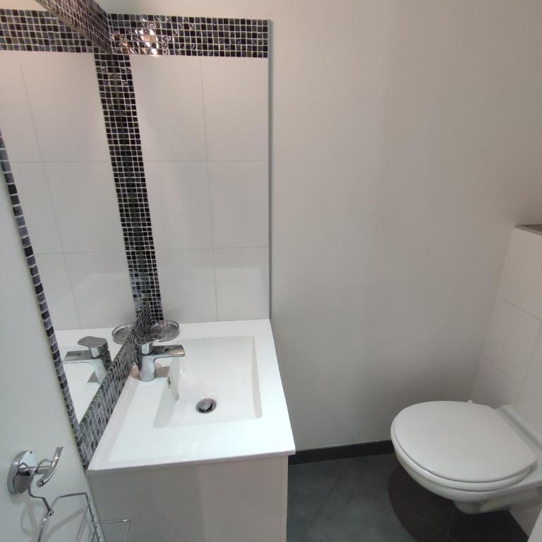 Studio de 25m2 - Extra centre - À 5 min à pied des plages - Commerces et restaurants sur place - Clim - Wifi - EXCEPTIONNEL - Studio Deluxe - 23