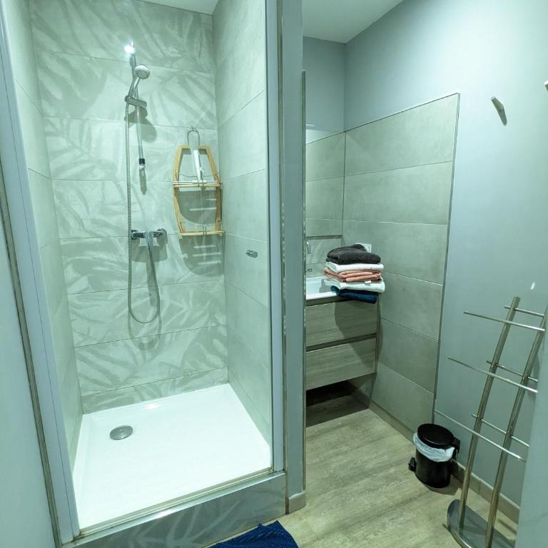 Beau-Jean, Un Cocon Sympa 5 min à Pied du Centre-Ville, Parking Privé, à 10 min du CHU - Appartement 3 Chambres - 26