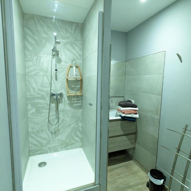 Beau-Jean, Un Cocon Sympa 5 min à Pied du Centre-Ville, Parking Privé, à 10 min du CHU - Appartement 3 Chambres - 21
