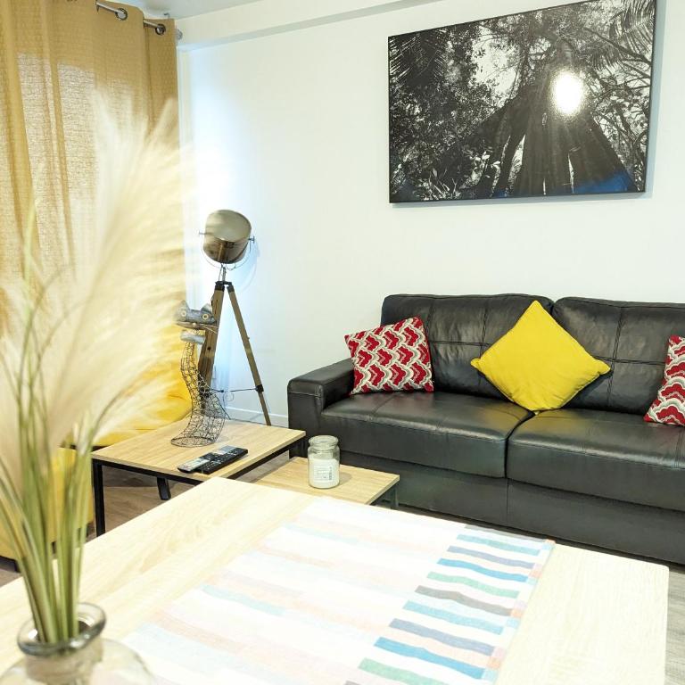 Beau-Jean, Un Cocon Sympa 5 min à Pied du Centre-Ville, Parking Privé, à 10 min du CHU - Appartement 3 Chambres - 23