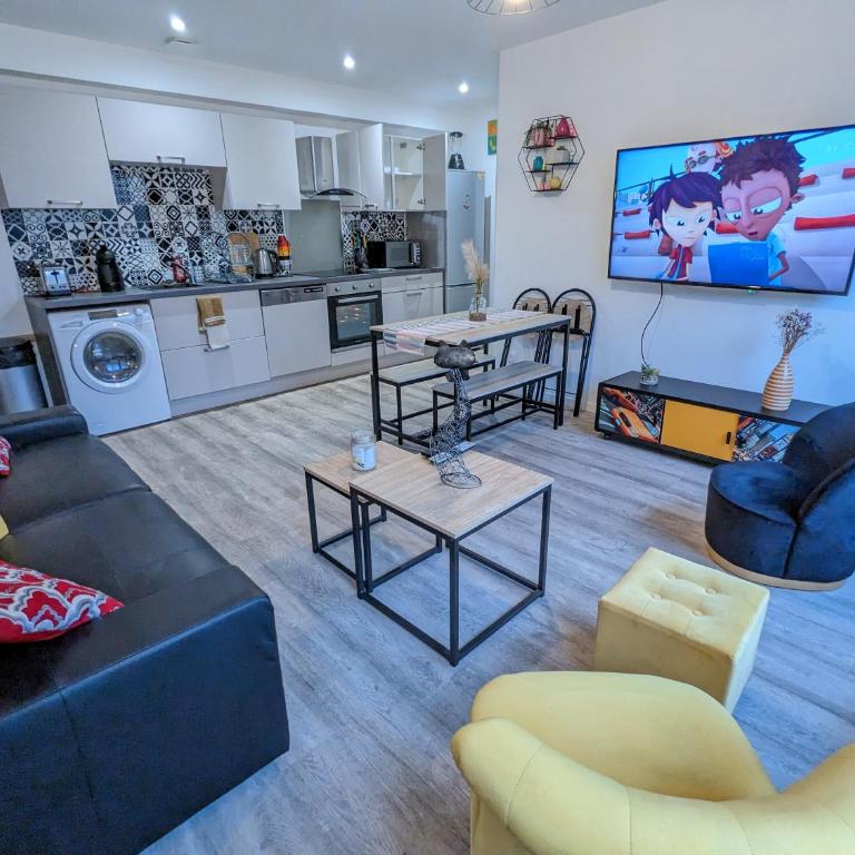 Beau-Jean, Un Cocon Sympa 5 min à Pied du Centre-Ville, Parking Privé, à 10 min du CHU - Appartement 3 Chambres - 18