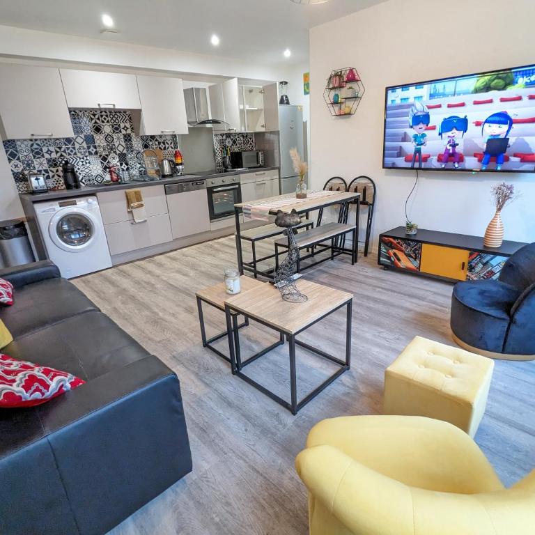 Beau-Jean, Un Cocon Sympa 5 min à Pied du Centre-Ville, Parking Privé, à 10 min du CHU - Appartement 3 Chambres - 16