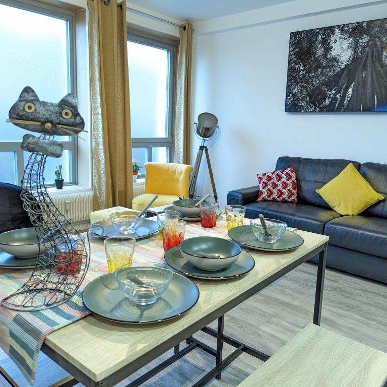 Beau-Jean, Un Cocon Sympa 5 min à Pied du Centre-Ville, Parking Privé, à 10 min du CHU - Appartement 3 Chambres - 14