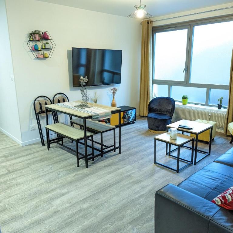 Beau-Jean, Un Cocon Sympa 5 min à Pied du Centre-Ville, Parking Privé, à 10 min du CHU - Appartement 3 Chambres - 9