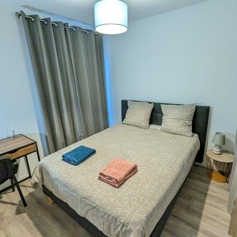 Beau-Jean, Un Cocon Sympa 5 min à Pied du Centre-Ville, Parking Privé, à 10 min du CHU - Appartement 3 Chambres - 34
