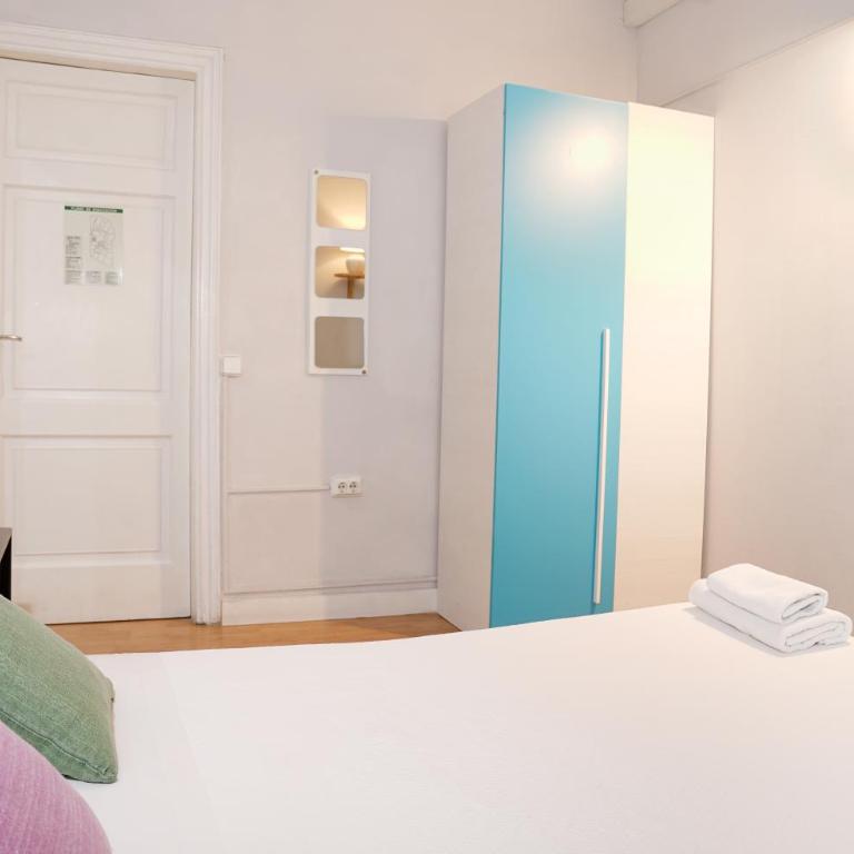 Wow Hostel Barcelona - Double Room with Private Bathroom - 6