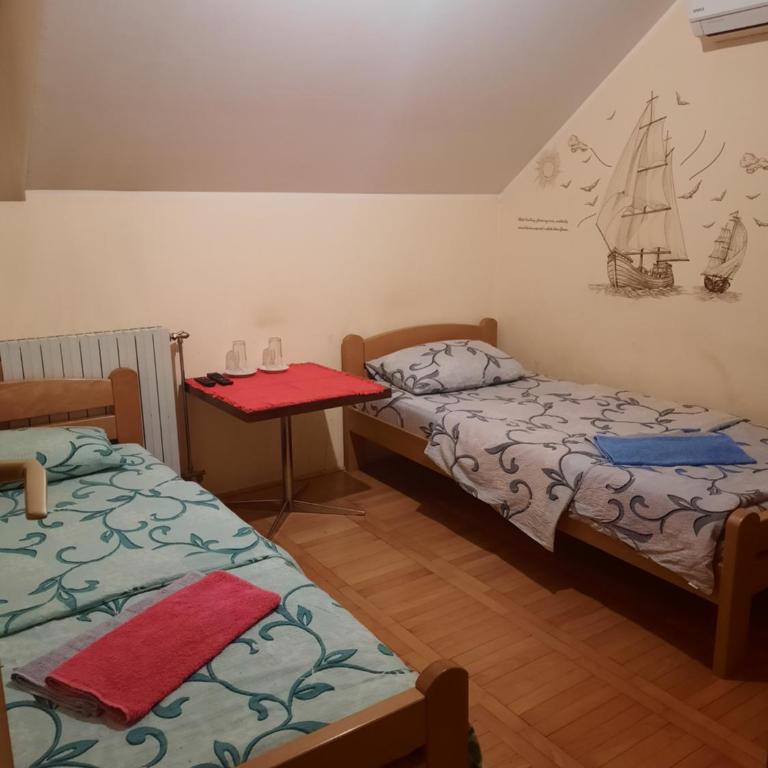 LUG - Dvokrevetna Soba sa Zasebnim Krevetima i Zajedničkim Kupatilom - 2