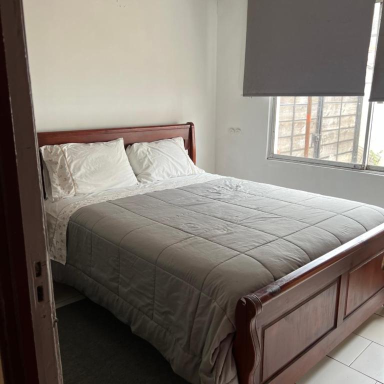 Casa Alameda Remodelada - Three-Bedroom House - 10