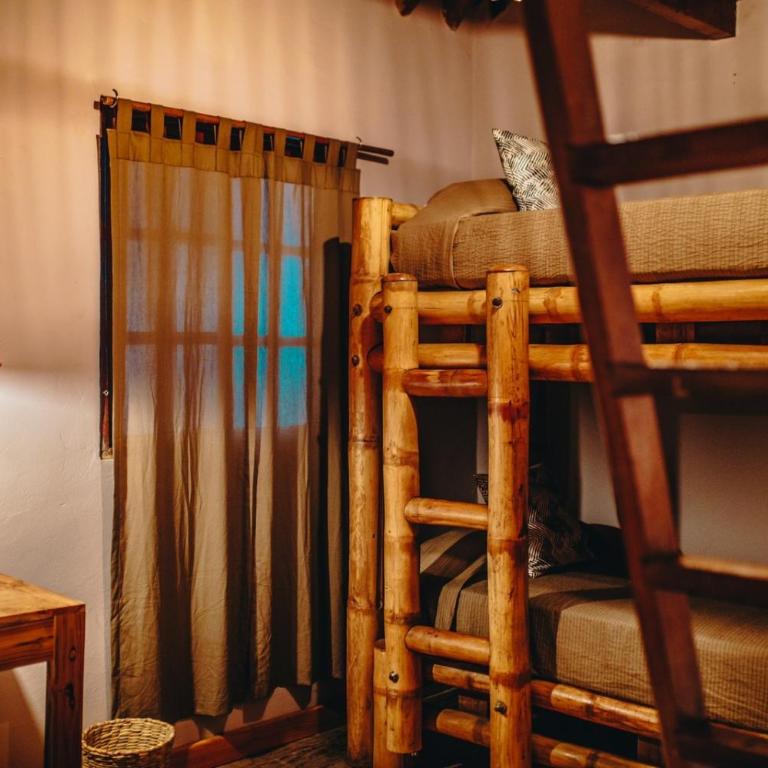 Tiki Limbo - Cama individual en habitación compartida - 4 camas - 4