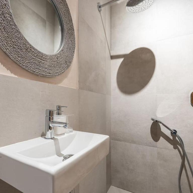 Exclusivo Bajo frente al mar - Playa la Caleta - Apartamento de 3 dormitorios - 25