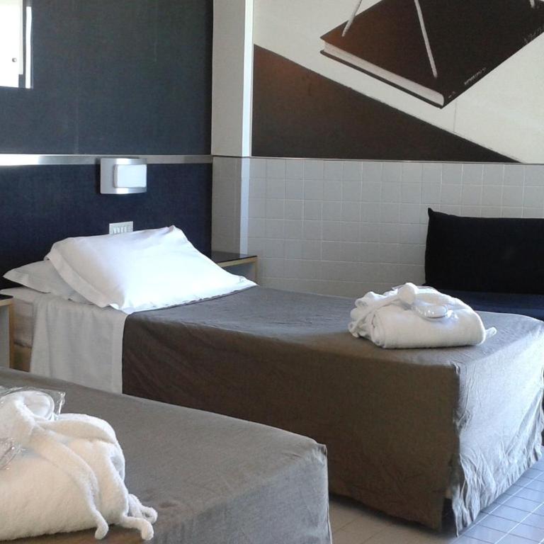 Hotel Michelangelo - Standard Double or Twin Room with Partial Sea View - 4
