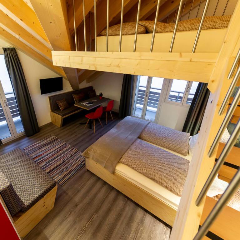 Eiger Guesthouse - Familienzimmer mit Bergblick und eigenem Bad - 2