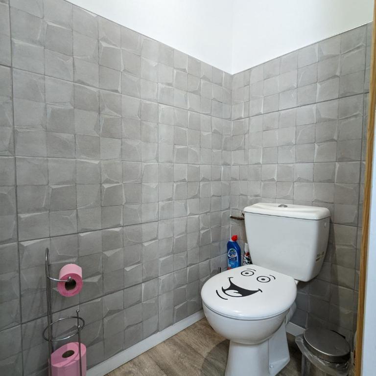 Beau-Jean, Un Cocon Sympa 5 min à Pied du Centre-Ville, Parking Privé, à 10 min du CHU - Appartement 3 Chambres - 37